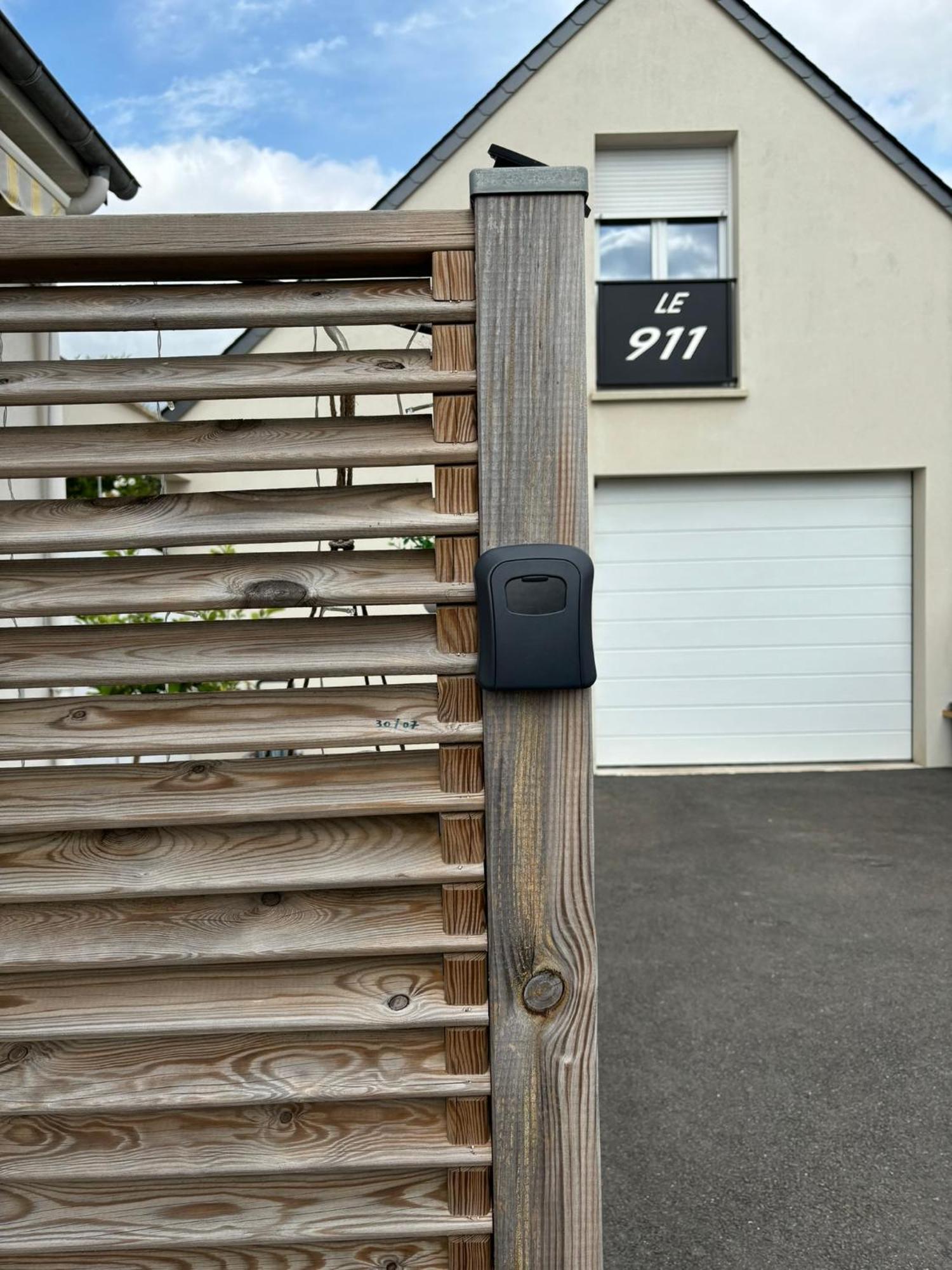 Le 911 Hotel Nazelles-Negron Exterior photo